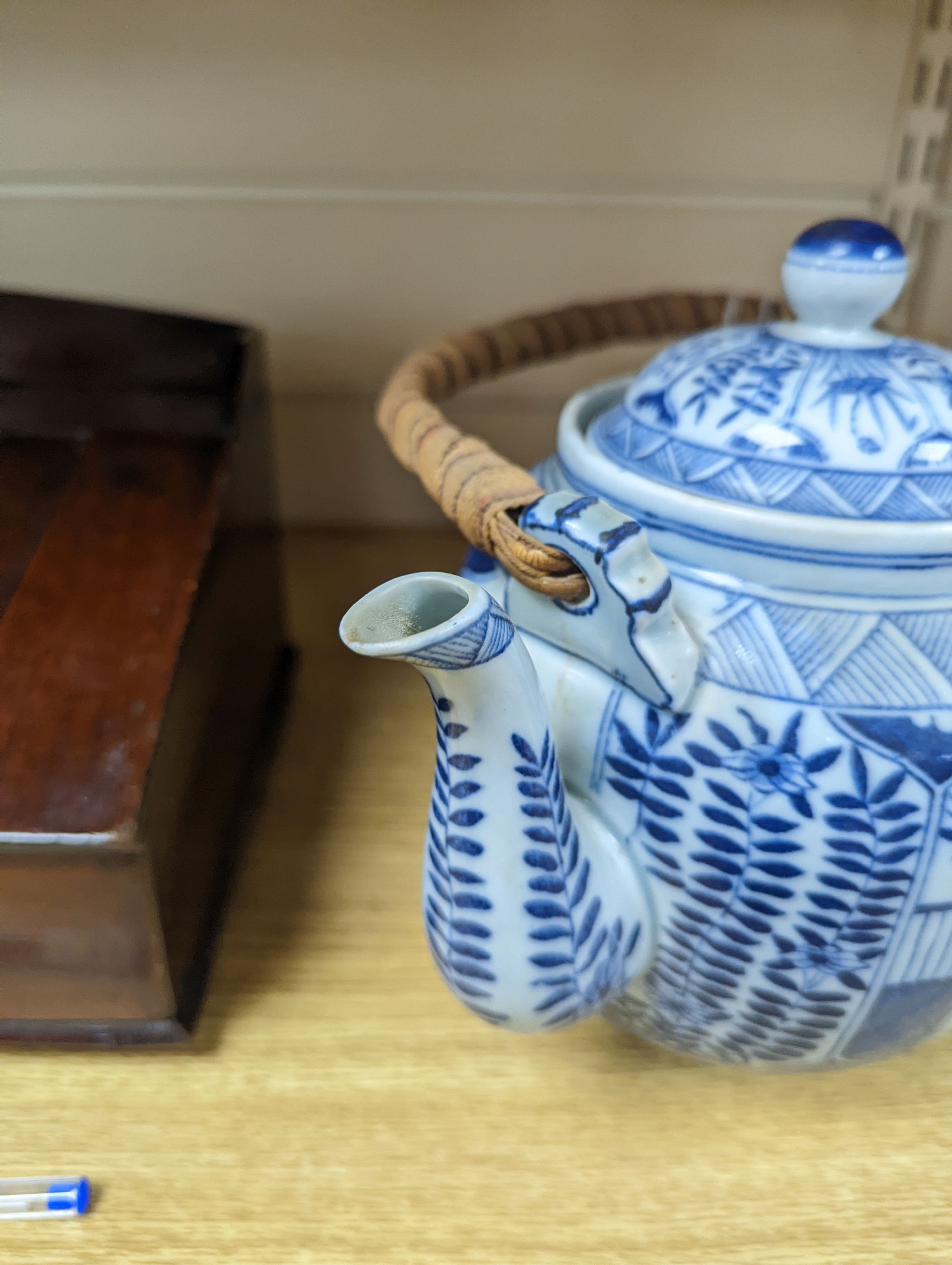 A Chinese blue and white small vase and teapot 19cm